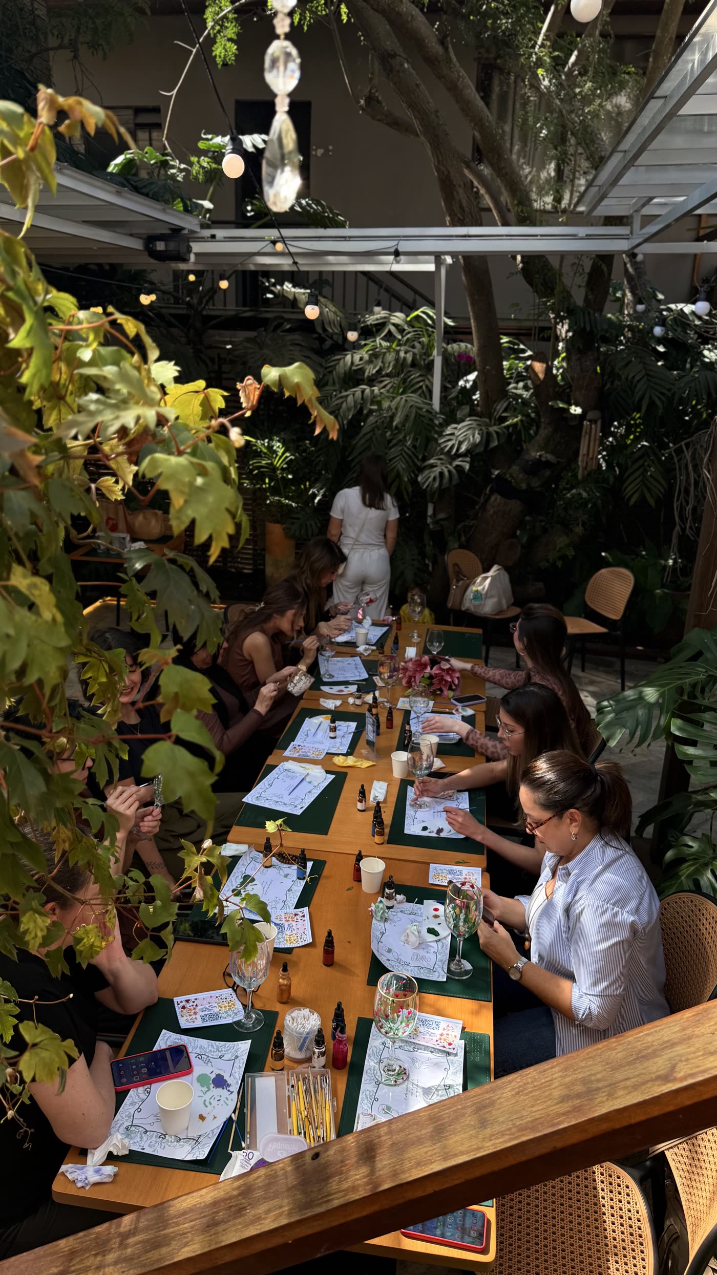 Jardim do Bosque Gastronomia — mesa do evento sob as árvores
